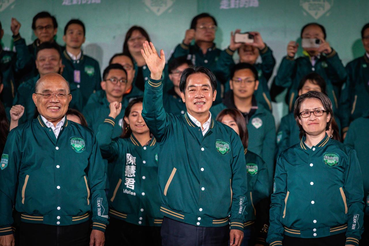 Le président élu Lai Ching-te salue ses partisans après avoir remporté la présidentielle, le 13 janvier dernier. © Alex Chan Tsz Yuk / SOPA Images / Sipa USA via Reuters Connect
